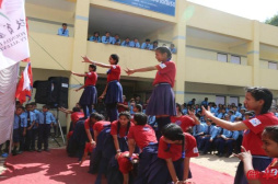 中国扶贫基金会向尼泊尔聋哑学生赠送学习用具