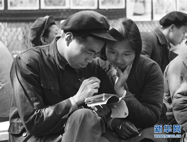 新中国峥嵘岁月丨婚姻自己当家