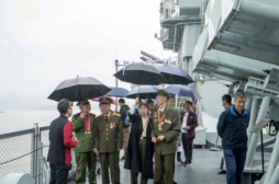 重慶沙坪壩區：組織抗美援朝老戰士參觀166艦